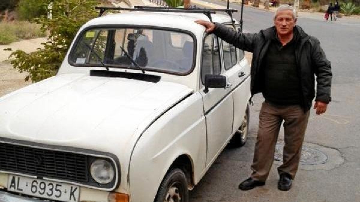 José Requena, delante de su coche, un Renault 4L.e;clip:rect(46
