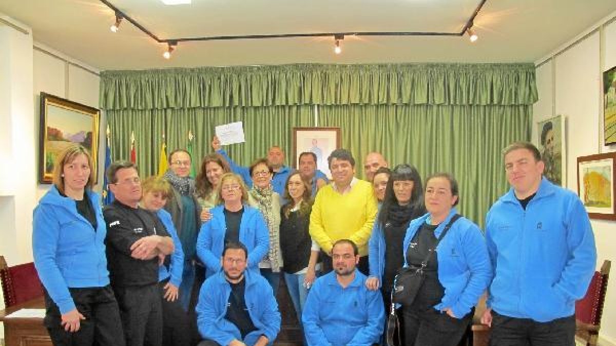 Alumnos del taller, junto con la delegada y el alcalde,e;clip:r