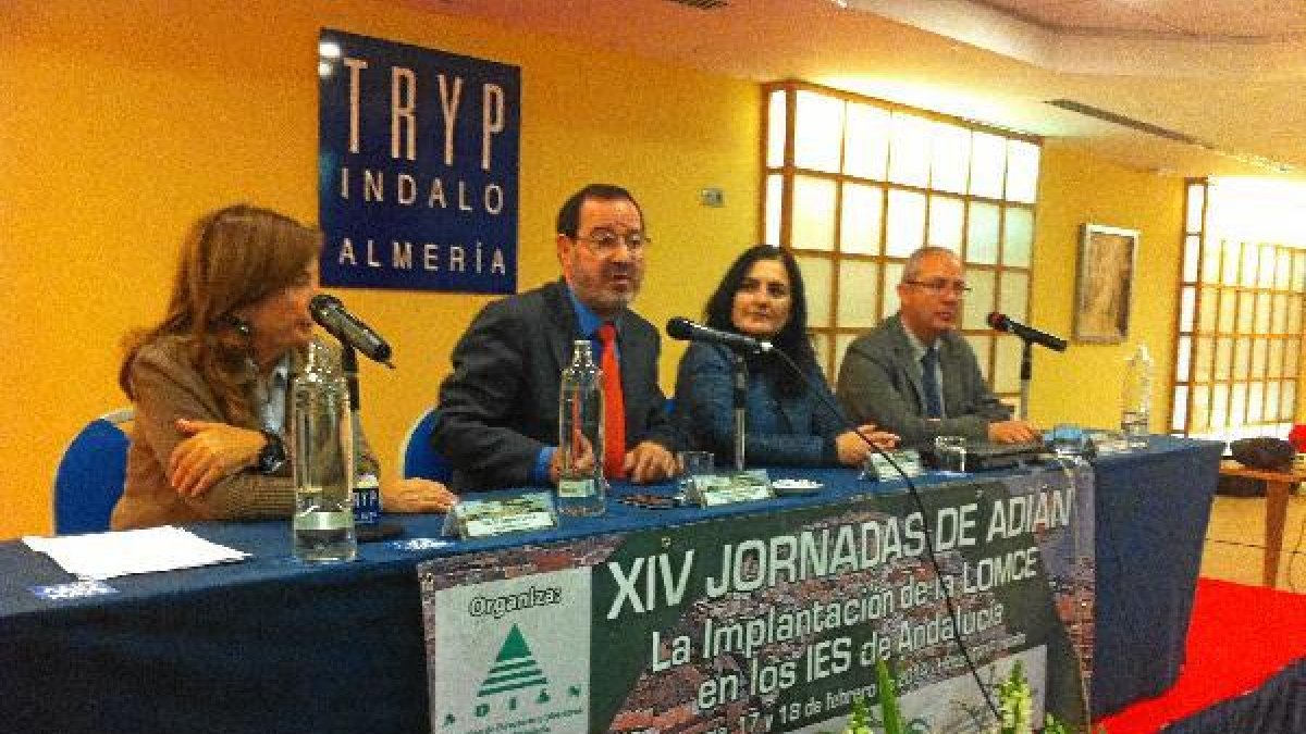 Amparo García, Pedro Benzal, Isabel Arévalo y Juan Luis Belizón, ayer en las jornadas. L. v.