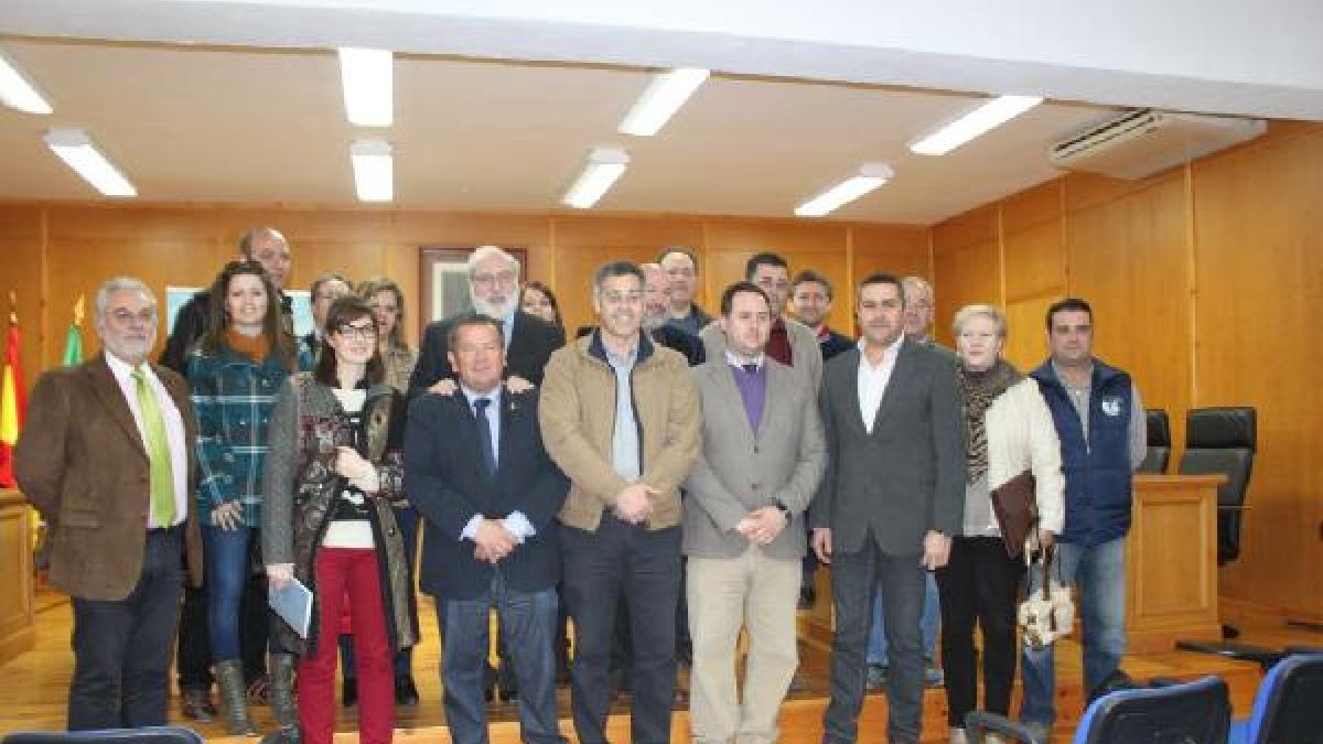 Políticos del Valle, empresarios, artesanos y responsables de Industria tras el acto.tyle>