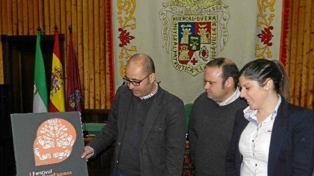 Fernández, Jódar y Navarro, junto al cartel anunciador.e;clip:r