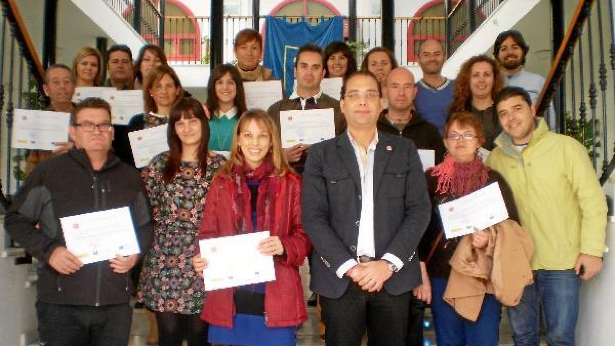 Los alumnos posan con sus diplomas, junto con el alcalde.e;clip