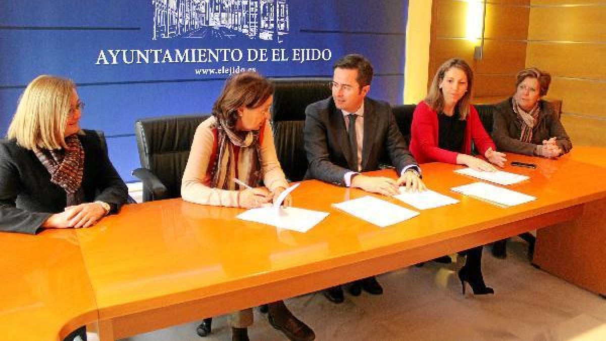 La firma del convenio ha tenido lugar en el Ayuntamiento.e;clip