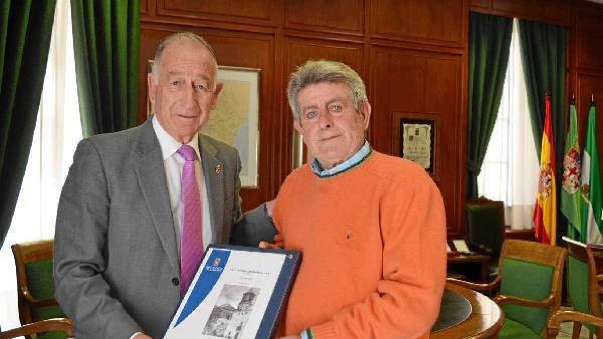 Gabriel Amat ha entregado al alcalde el proyecto básico de ejecución.tyle>.apqj{position:a