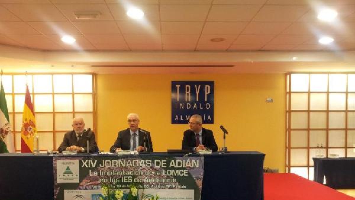El rector, Pedro Molina, el consejero Luciano Alonso y el ex presidente de Adian.tyle>.apq