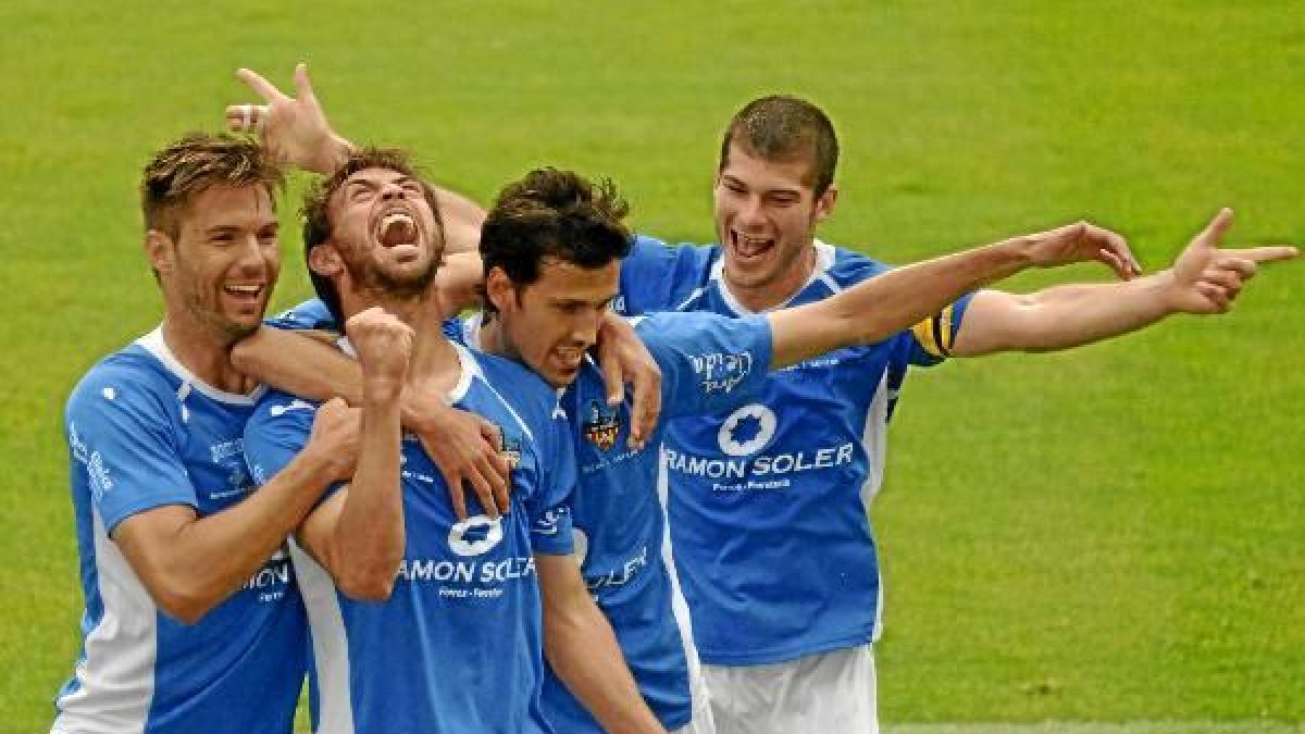 Molo celebra un gol del Lleida con sus compañerose;clip:rect(46