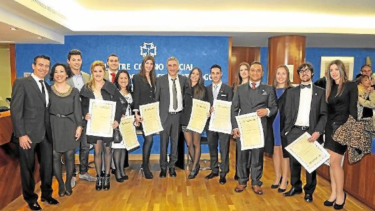 Nuevos colegiados que recibieron su diploma acreditativoe;clip: