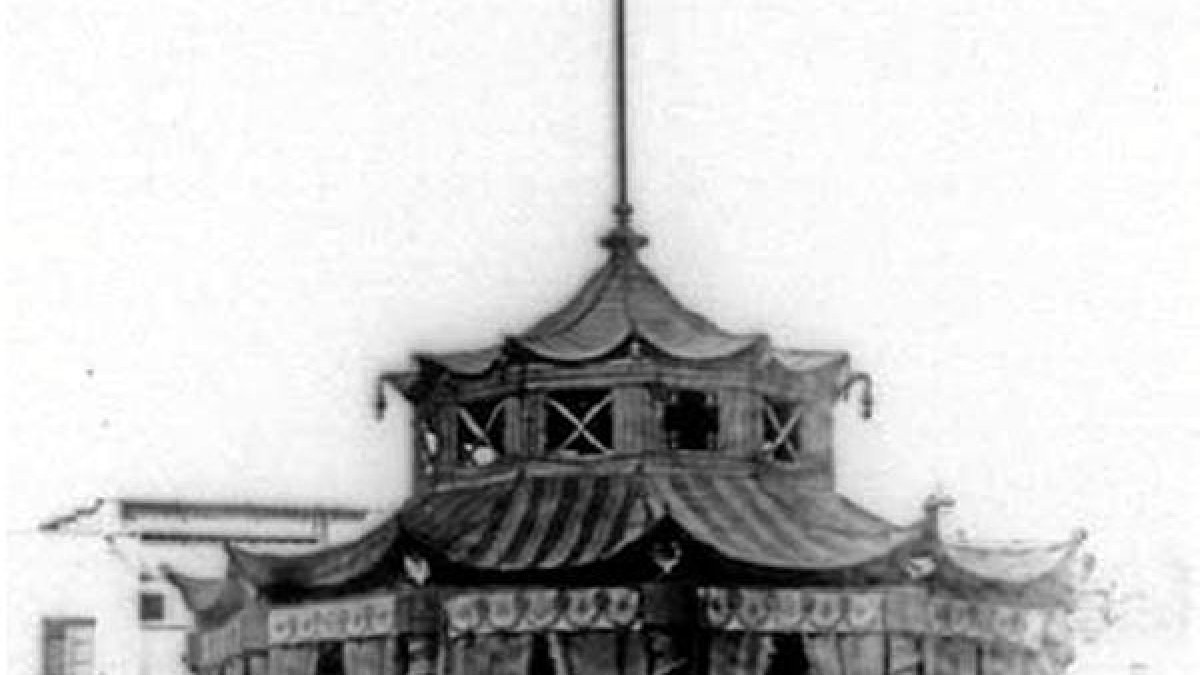 Quiosco que se montó en Almería para recibir a Isabel IIe;clip: