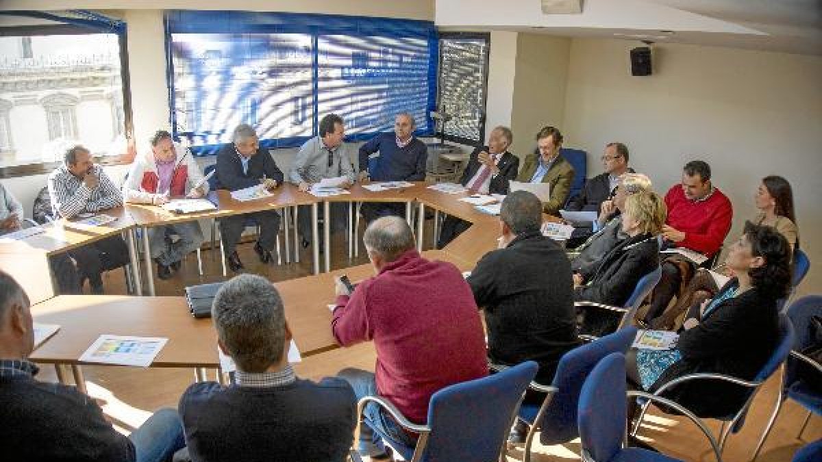 Reunión de los responsables del Partido Popular con regantes y agricultores. tyle>.apqj{po