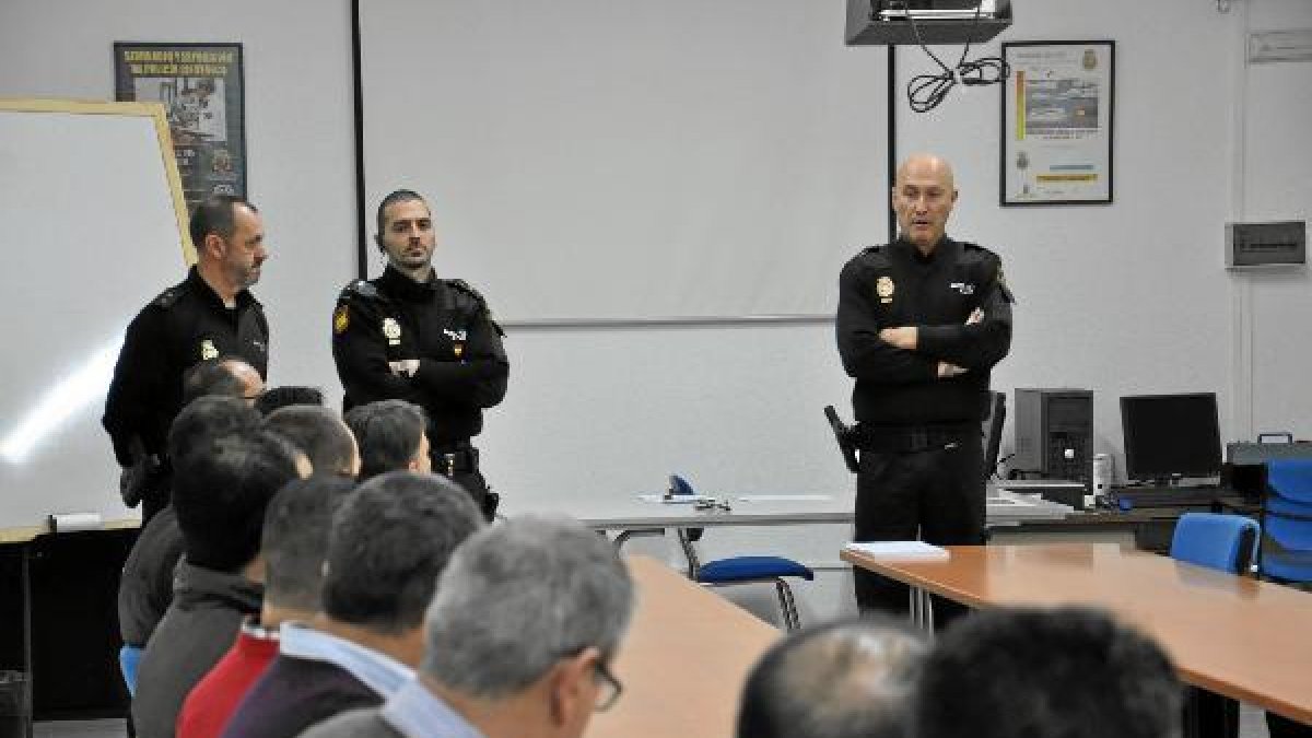 Jornada en la Comisaría de Alcalde Muñozx,auto,