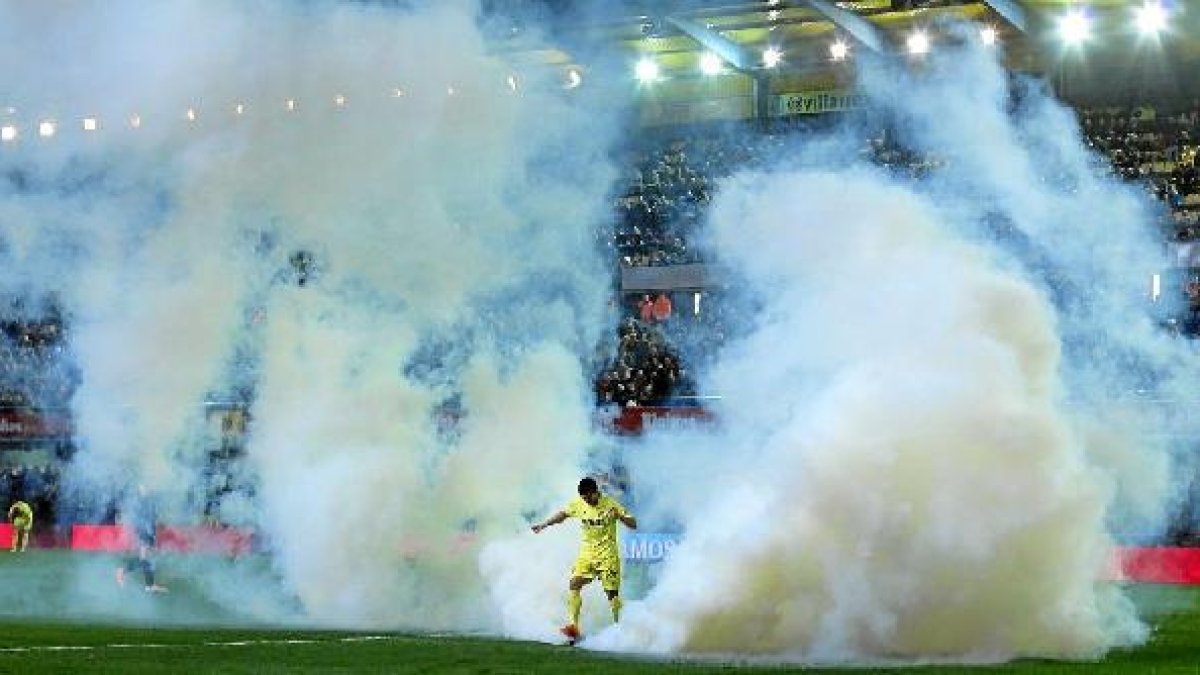 Los futbolistas atendieron la indicación del árbitro y volvieron al vestuario.tyle>.apqj{p