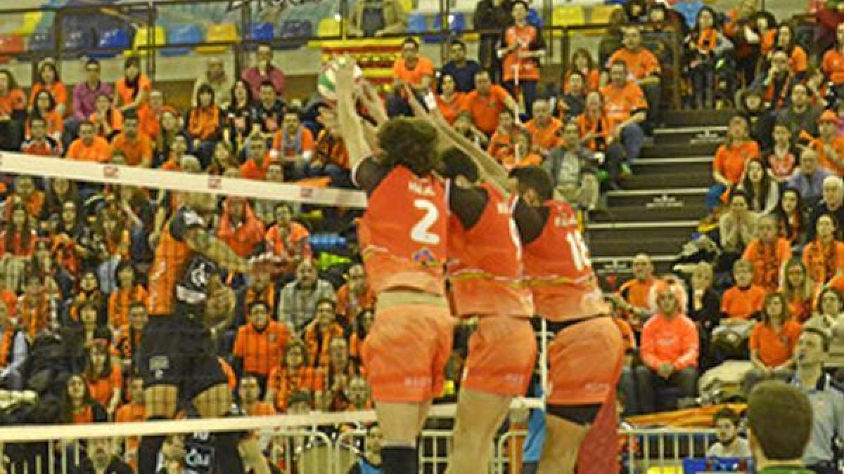 Una jugada del partidoo,469px);}