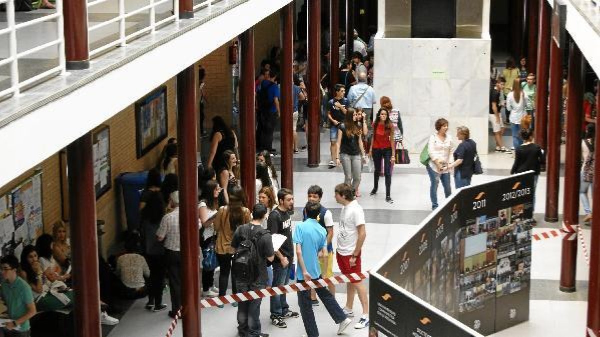 Estudiantes del Campus de la UAL en el pasillo central de uno de los edificios. tyle>.apqj