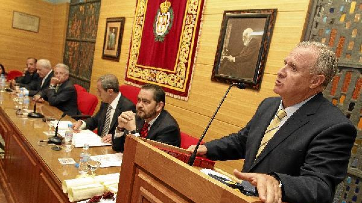 Francisco Martínez Amo, presidente de los médicos.e;clip:rect(4