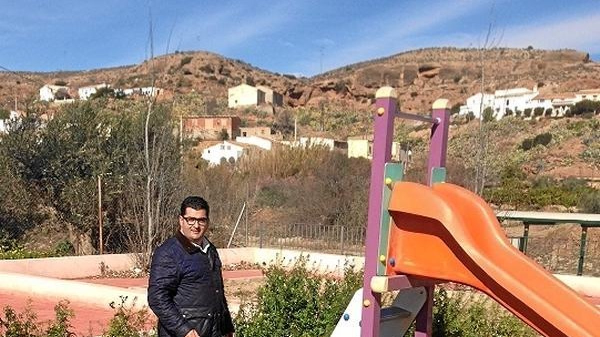 Pérez en el parque infantil del Llano del Espino.e;clip:rect(46