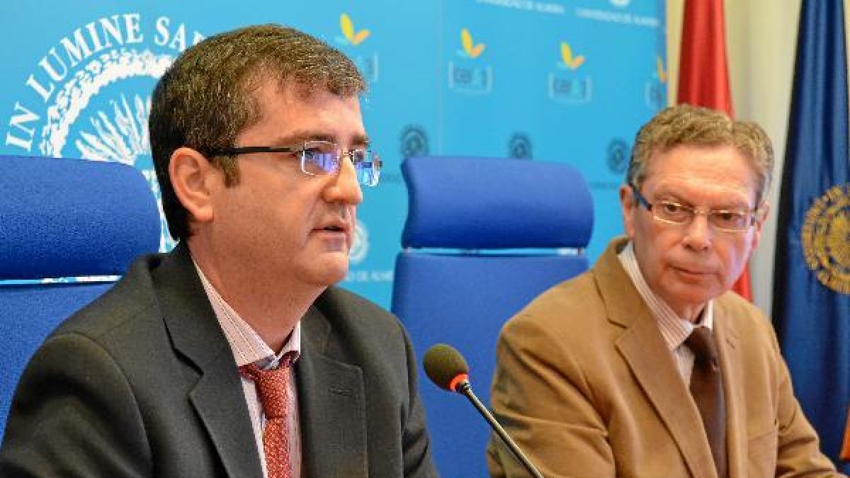 El catedrático Antonio Salmerón y el Vicerrector de Ivestigación, Javier de las nieves.tyl