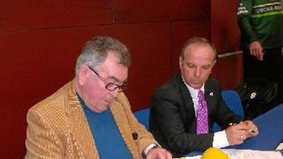 Sedeño firma el convenido ante, Julián Ponce, de Daen. e;clip:r
