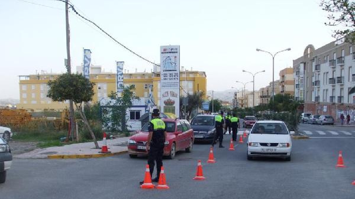 Policía local de Albox durante un control rutinario en una avenida de la localidad.tyle>.a