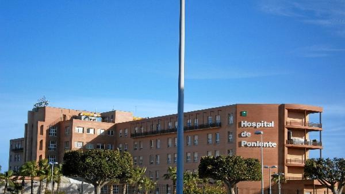 El recorte afectaría al 30 por ciento de los auxiliares de enfermería, según UGT. tyle>.ap