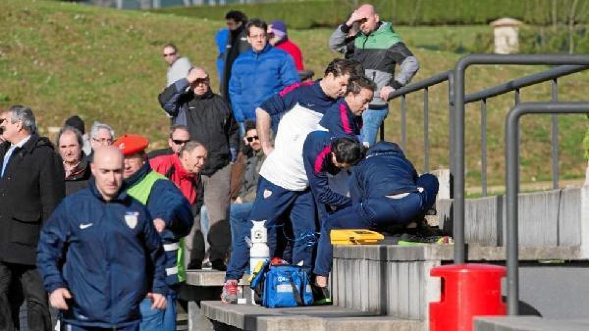 Momento en el que los médicos atienden al familiar de Mikel Rico.tyle>.apqj{position:absol