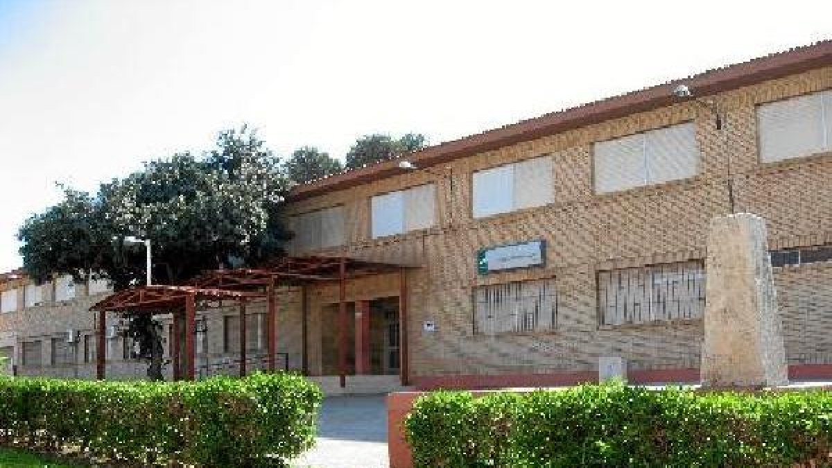 Fachada del IES Sabinar.o,469px);}