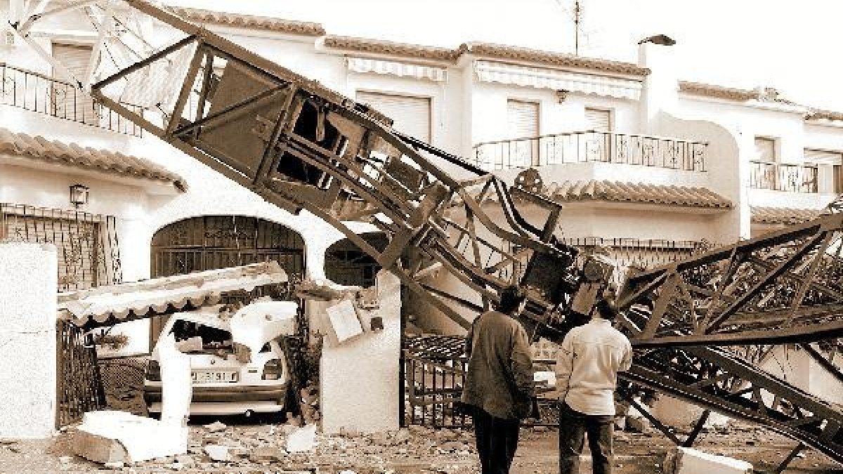 Imagen del accidente de la grúa en 2001x,auto,a