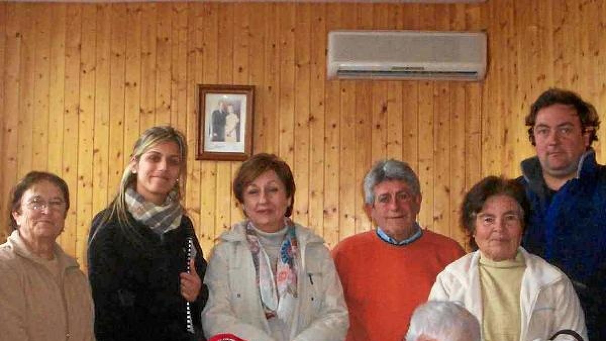 Beneficiarios del municipio de Albanchez, junto con la delegada y su alcalde.tyle>.apqj{po