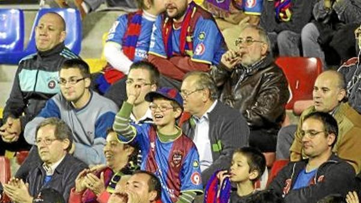 Aficionados del Levanteo,469px);}