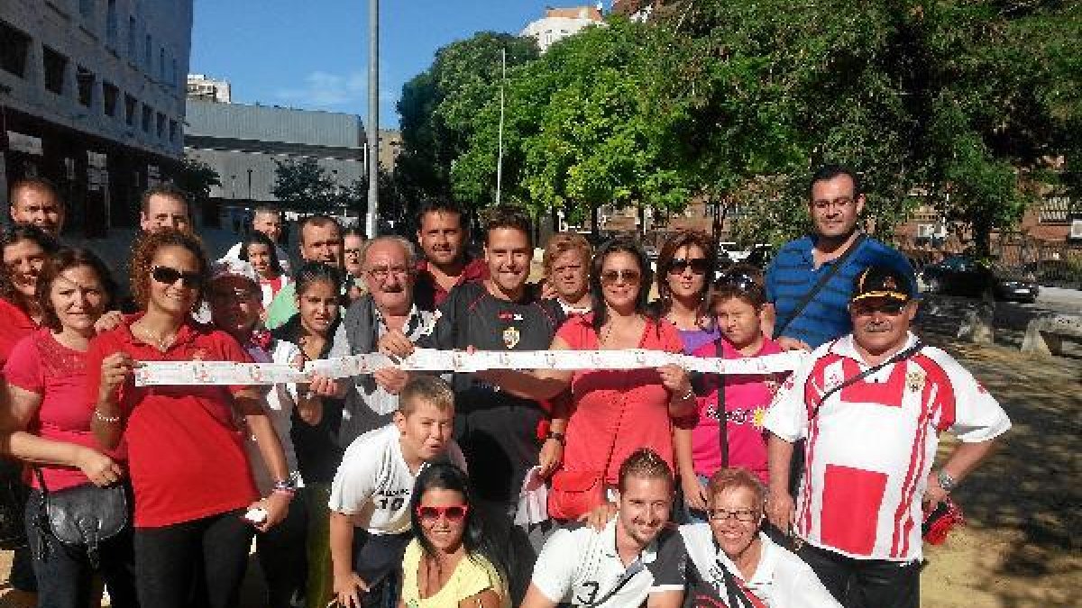 Los fieles seguidores rojiblancos a las puertas del Sánchez Pizjuán en Sevilla.tyle>.apqj{