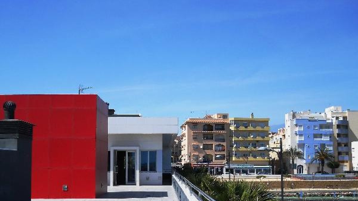 Edificio de locales construido por la Agencia de Puertos en 2010.tyle>.apqj{position:absol