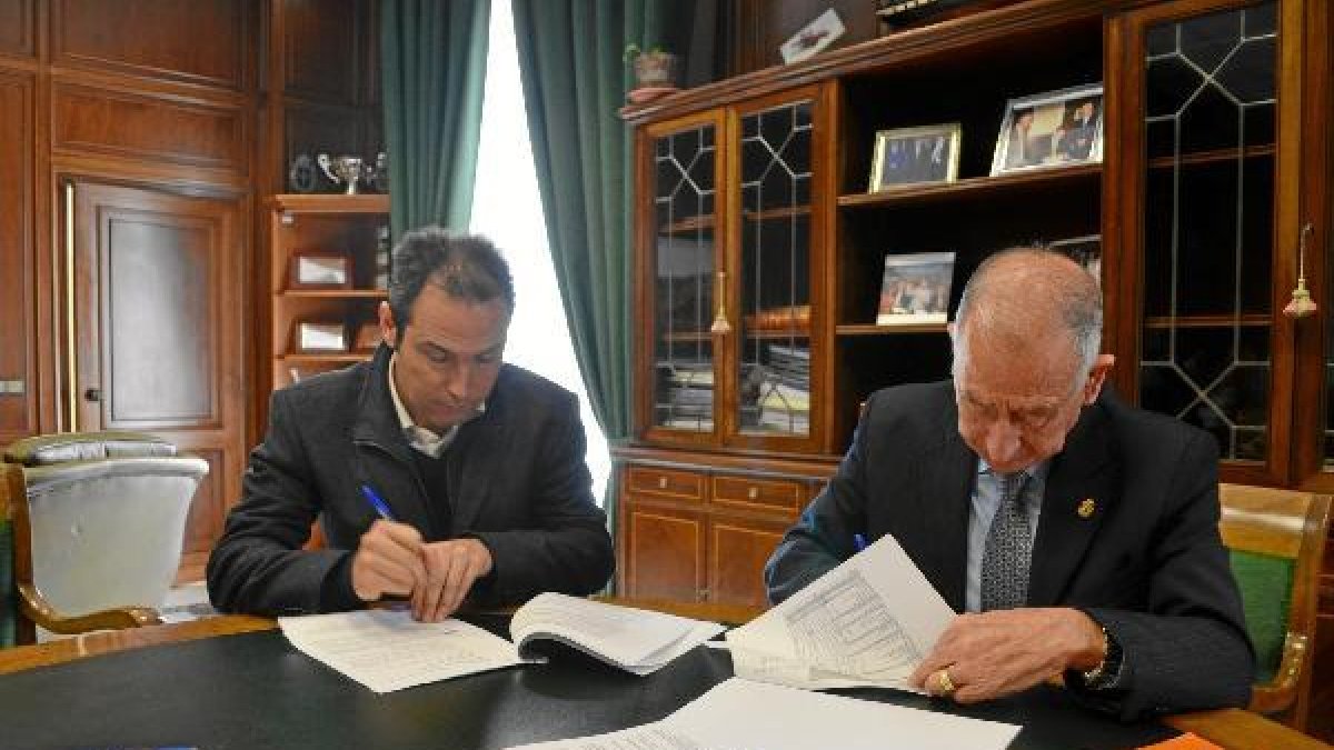 Momento  de la firma del contrato de las obras.