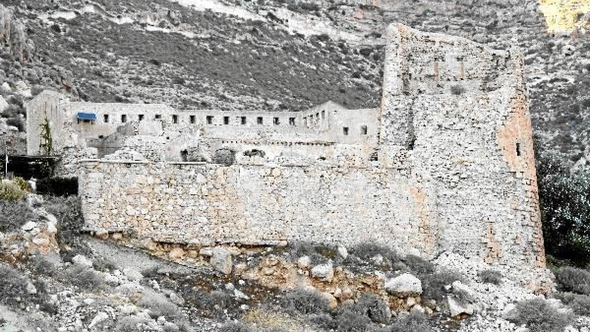 Aspecto del Castillo de San Pedro, prácticamente derruido,e;cli