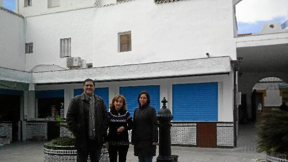 El alcalde visita el mercado tras las obras.x,a