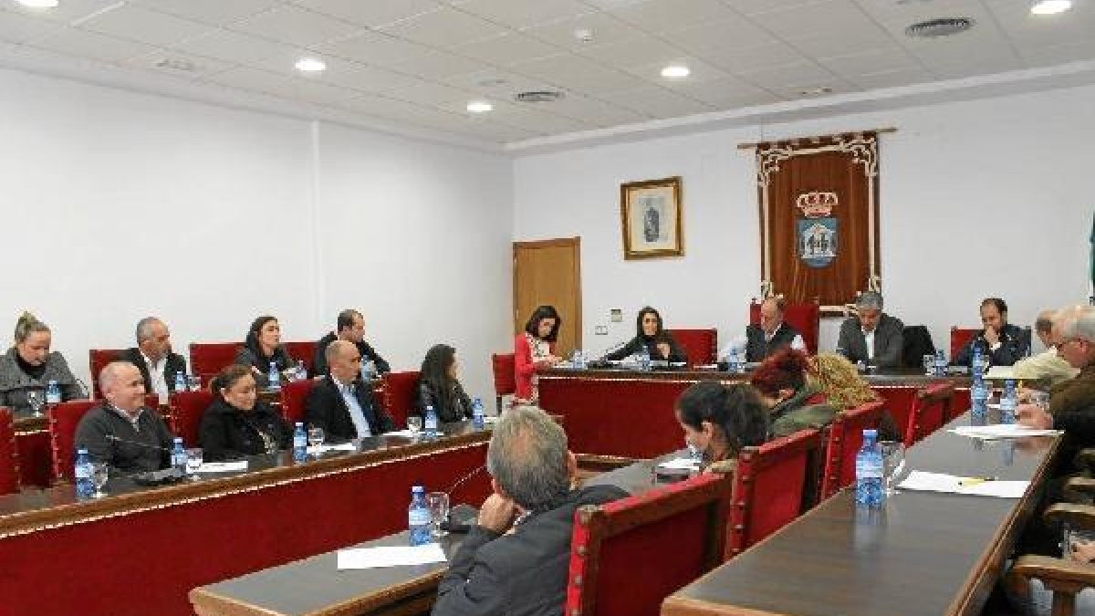 Los concejales en la última sesión plenaria celebrada en el Ayuntamiento. tyle>.apqj{posi