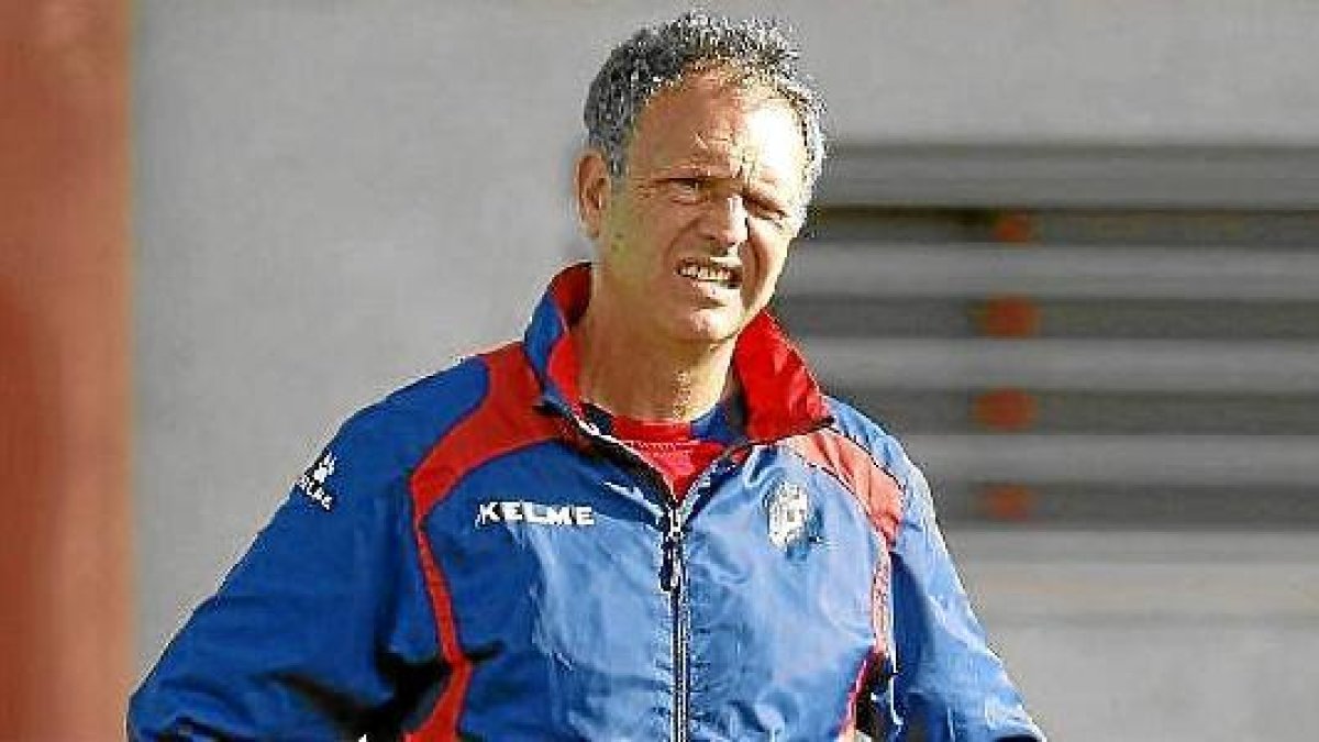 Caparrós en un entrenamiento del Levantex,auto,