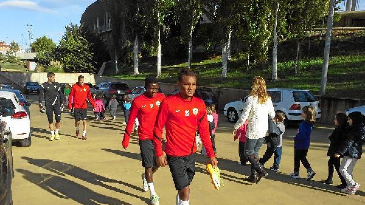 Nelson saliendo al campo Anexo con sus compañeros e;clip:rect(4