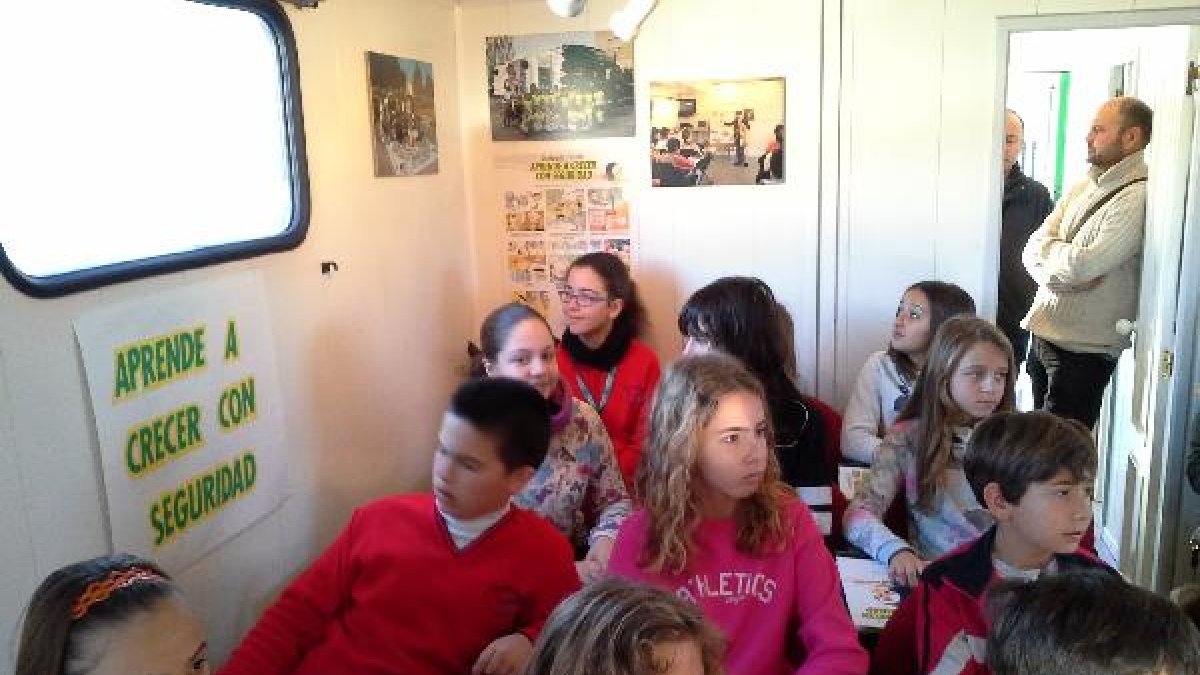 Niños del CEIP Ginés Morata en el autobús de la prevención.e;cl