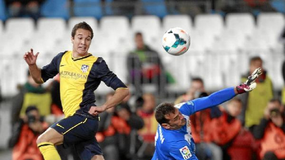 Esteban en una jugada del partido contra el Atlético de Madride