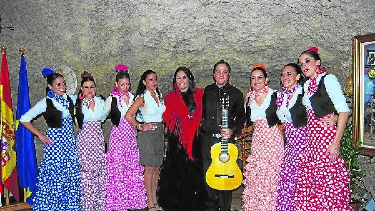 Fin de fiesta con Chelo Ruiz, la cantaora Anabel Castillo, el guitarrista Gabriel Pérez y las alumna