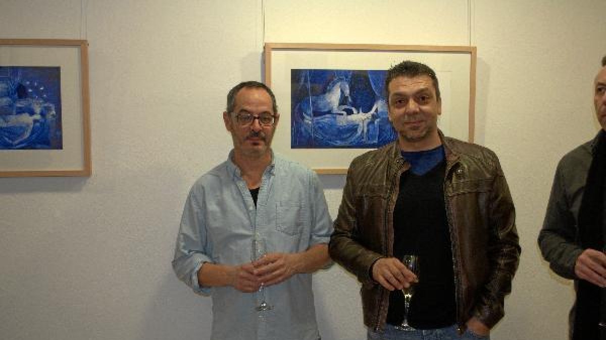 Los artistas  posan con una de las ilustraciones.e;clip:rect(46