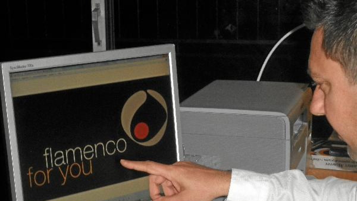 Marcos Escánez muestra el logotipo del proyecto “Flamenco for You”.tyle>.apqj{position:abs