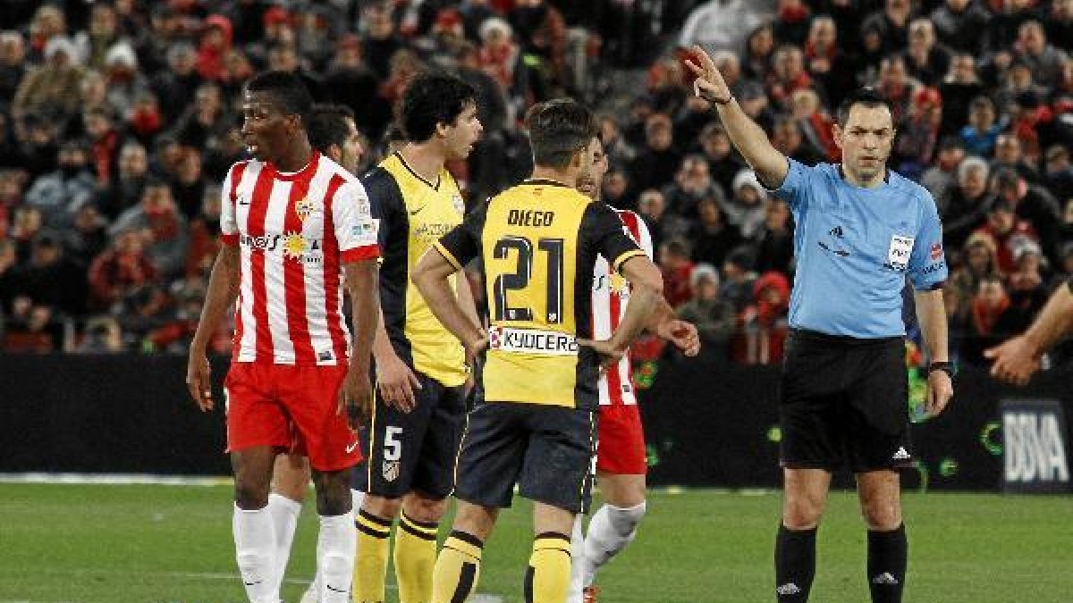 Una jugada del partido con el árbitro cántabrox