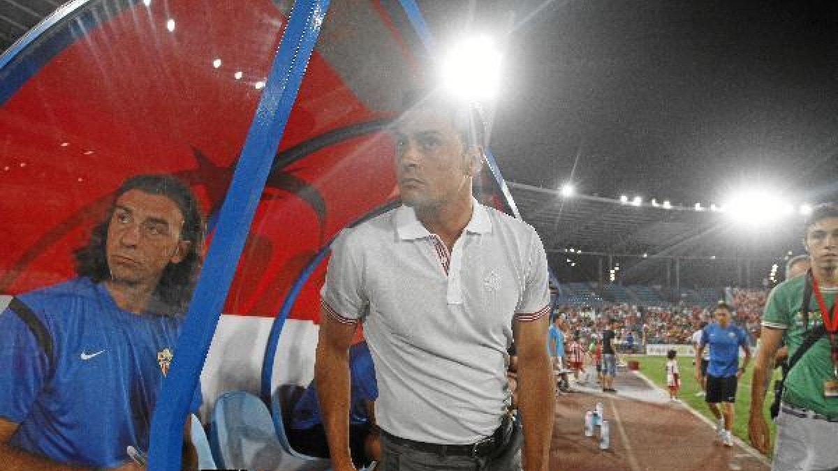 El entrenador del Almería vivió su noche más hermosa en el Mediterráneo.tyle>.apqj{positio