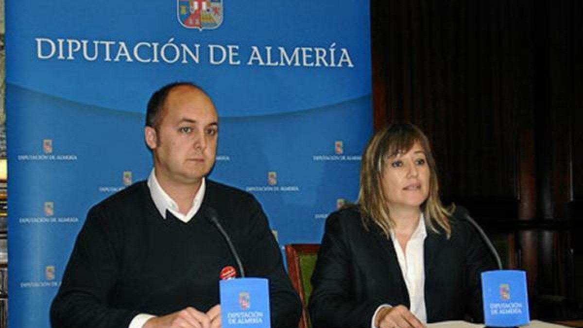 El diputado de IU junto a la portavoz del PSOEx