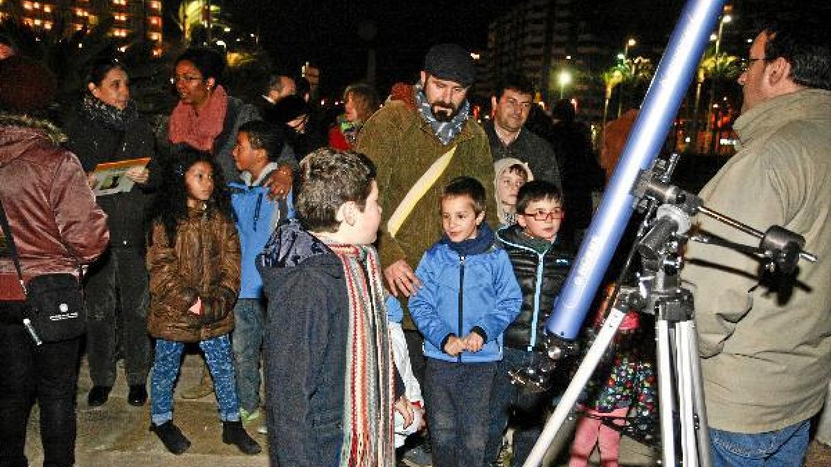 Los niños fueron los primeros en observar la Luna, Júpiter y algunas estrellas.tyle>.apqj{