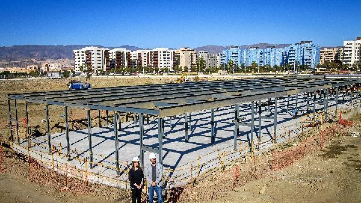 Celia Rubio y Darío Salguero en la parecela donde se está construyendo Liceo Erasmus.tyle>