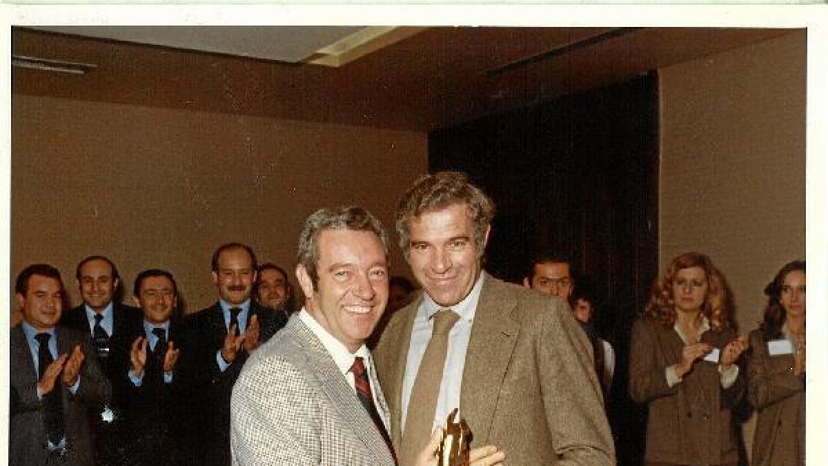 Luis Aragonés entregando un premio a José María Maguregui.e;cli