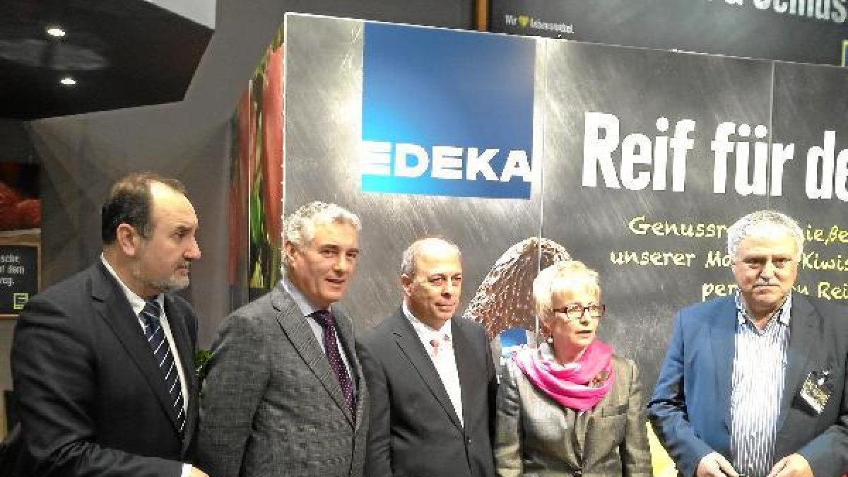 La consejera de Agricultura, con representantes de la gran distribución europeatyle>.apqj{