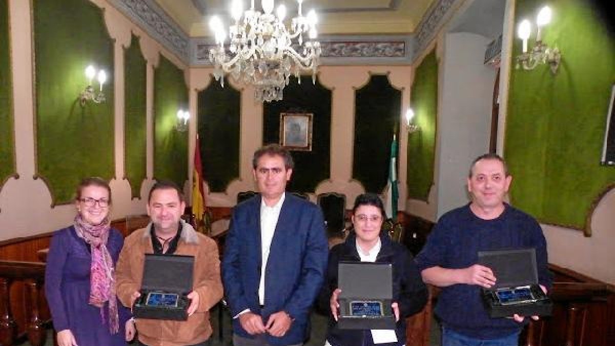 Los ganadores de la primera edición con el alcalde y la concejal de Turismo.tyle>.apqj{pos