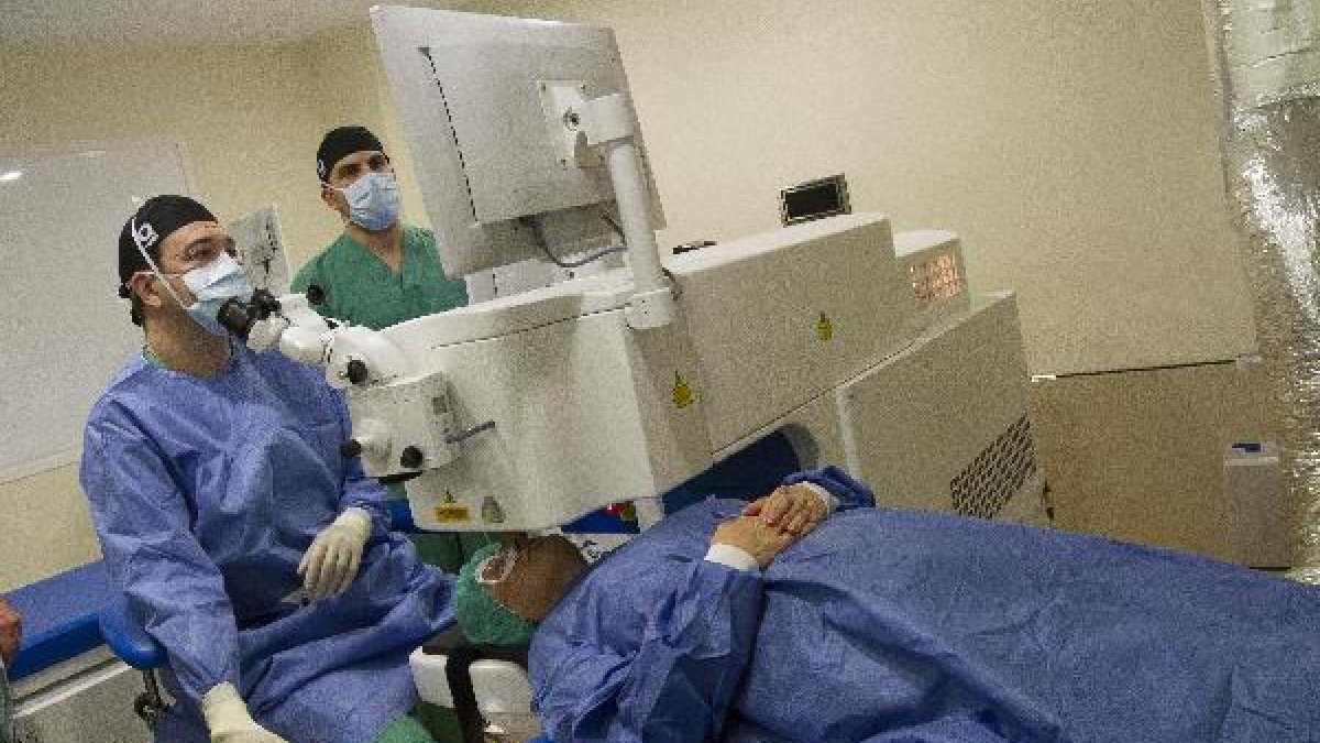 El doctor Joaquín Fernández y su equipo durante la intervención retransmitida ayer en directo.